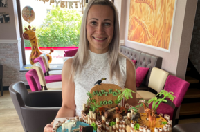 Susanne Tippner mit Torte