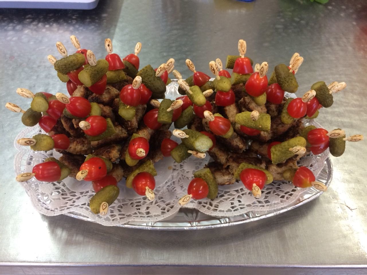 Fingerfood Spieße mit Gurkerl und Fleisch