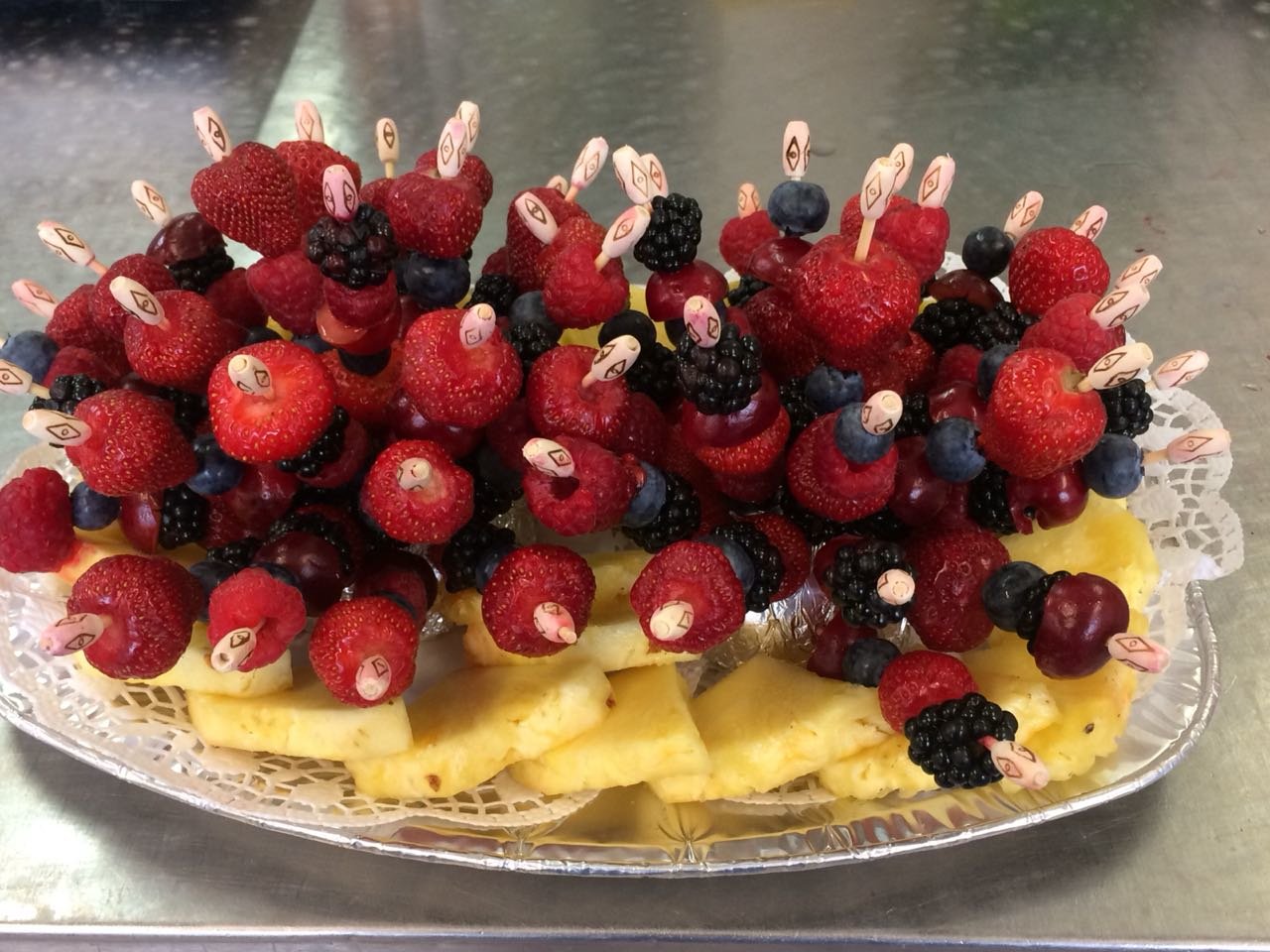 Fingerfood Fruchtspieße mit Erdbeere der Bäckerei & Konditorei Tippner