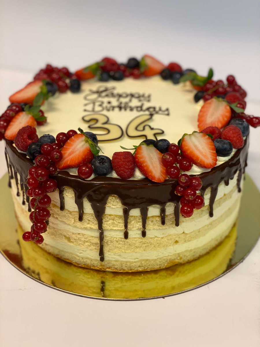 Naked Cake Geburtstagstorte mit Früchten der Konditorei Tippner