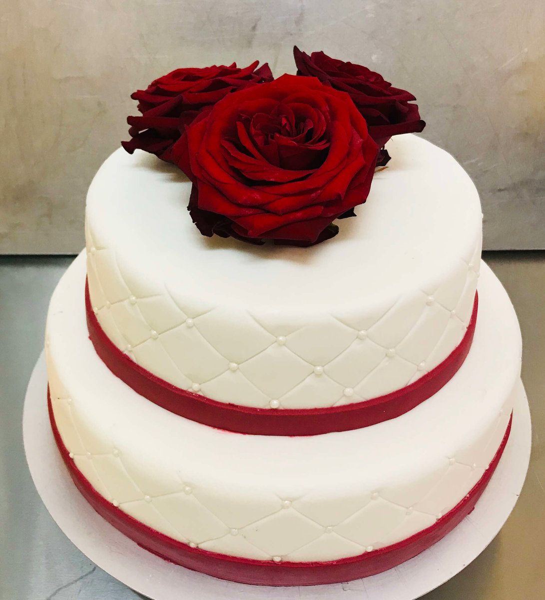 2 stöckige Hochzeitstorte mit echten roten Rosen der Konditorei Tippner