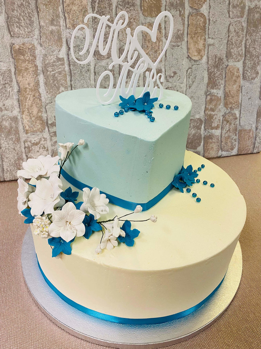 blau weiße Hochzeitstorte