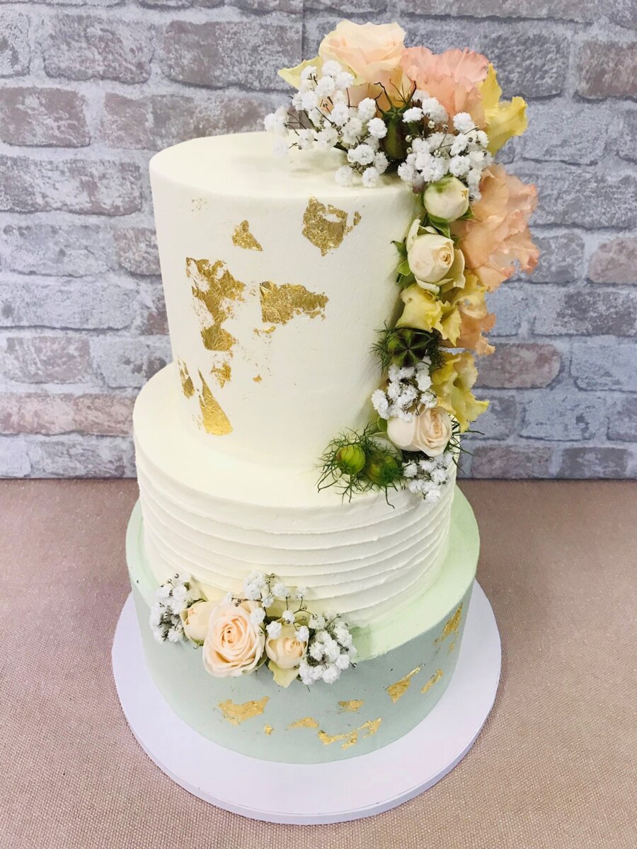 Hochzeitstorte mit Blumen