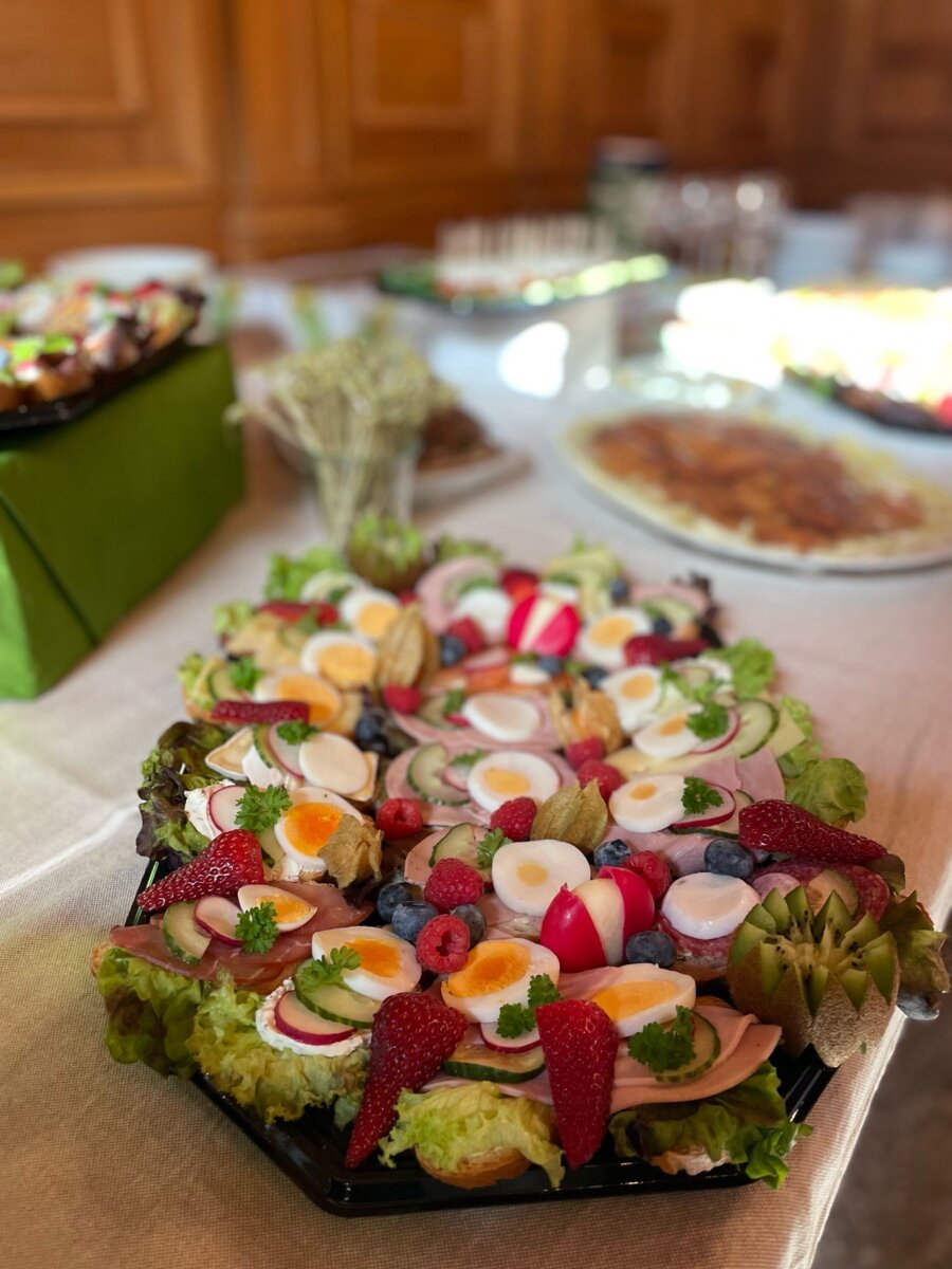 Fingerfood mit Wurst, Käse und Ei